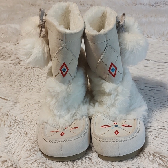 Airwalk Shoes - Airwalk Cream Suede Faux Fur Embroidered Sequin Moccasin Boots Pom Poms Size 6½